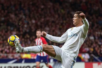 El delantero portugués del Real Madrid Cristiano Ronaldo para el balón.