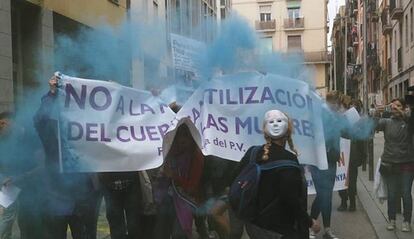 Un grupo de manifestantes protesta en el Raval de Barcelona.