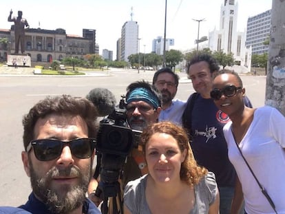 Selfie final del equipo frente al monumento a Samora Machel, libertador del país. Kanimambo, obrigados Mozambique!