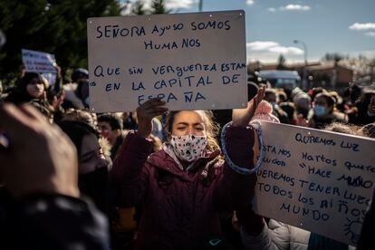 Concentración de vecinos de la Canada Real frente a la sede de la empresa Naturgy, protestando por el corte de electricidad en los sectores 5 y 6 del asentamiento irregular. La empresa cortó el suministro hace ya 93 días.