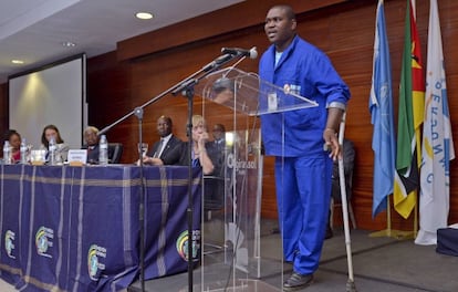 Samuel Machava, v&iacute;ctima de una mina antipersona, en Maputo. 