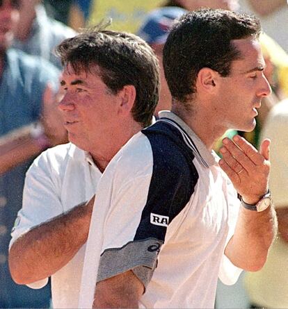 El tenista Alex Corretja recibe muestras de apoyo de Manuel Santana, durante un partido de Copa Davis contra Brasil en 1998.