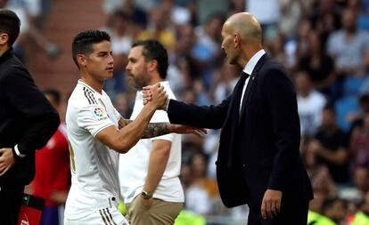 James saluda a Zidane tras ser sustituido en el segundo tiempoo del partido entre el Real Madrid y el Valladolid.