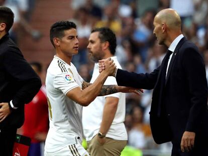 James saluda a Zidane tras ser sustituido en el segundo tiempoo del partido entre el Real Madrid y el Valladolid.