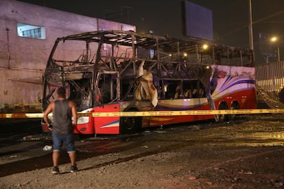 Al menos 16 personas han muerto y otras siete ha quedado heridas, este domingo 31 de marzo 201, al incendiarse de manera repentina un autobús dentro de una estación de Lima. En la imagen, los restos calcinados del autobús de la empresa Sajy Bus que se incendió en la terminal de autobuses de Fiori, ubicada en el distrito de San Martín de Porres, en Lima (Perú).