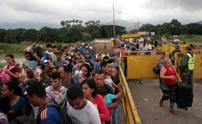 Venezolanos cruzan la frontera con Colombia para hacer compras durante el 'Black Friday'.