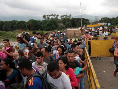 Venezolanos cruzan la frontera con Colombia para hacer compras durante el 'Black Friday'.