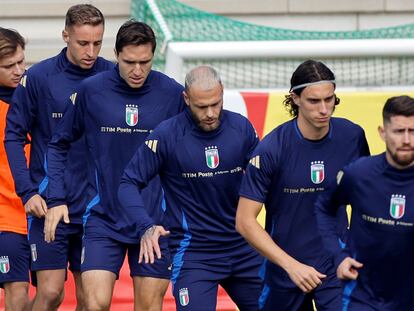 Los jugadores italianos durante el entrenamiento que la selección de Italia ha realizado este lunes en Iserlohn (Alemania). Italia jugará contra España el próximo jueves, 20 de junio.