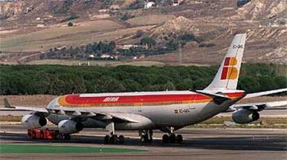 Un avión de Iberia, en una de las pistas del aeropuerto de Barajas.