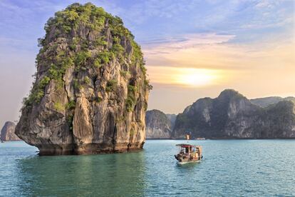 Existen pocos parajes tan grandiosos como la bahía de Halong, un laberinto marino formado por cerca de 3.000 islas e islotes calcáreos que se extiende por una superficie de 1.500 kilómetros cuadrados en el golfo de Tonkín, desde el delta del río Rojo hasta la frontera con China. Según la leyenda, el coletazo de un dragón creó este paisaje, el más espectacular de Vietnam.