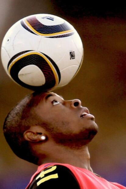 Bastos juega con el balón durante un entrenamiento.