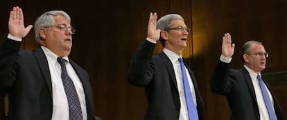 Los directivos de Apple (Oppenheimer, Cook y Bullock).