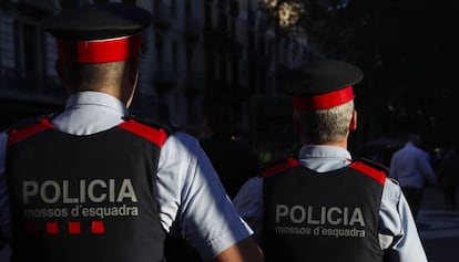 Dos mossos en una imatge d&#039;arxiu.