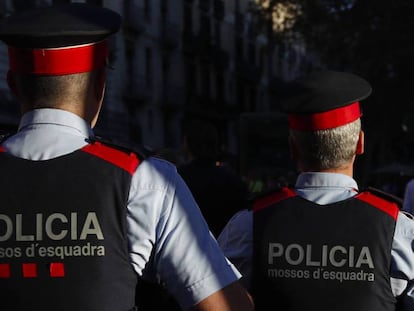 Dos mossos en una imatge d'arxiu.