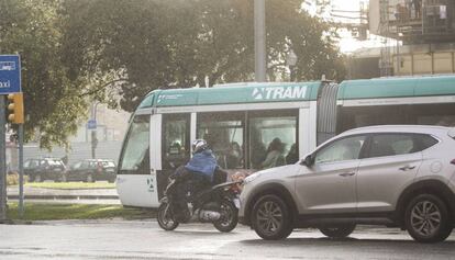 Un tramvia circula per Barcelona.