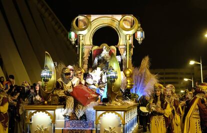 Una de las carrozas en una pasada edici&oacute;n de la cabalgata de los Reyes Magos.  