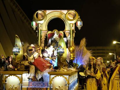 Una de las carrozas en una pasada edici&oacute;n de la cabalgata de los Reyes Magos.  