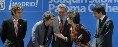 De izquierda a derecha, José Tomás, Joaquín Sabina, Alberto Ruiz-Gallardón, Paloma O'Shea y Raúl, tras recibir las medallas de oro en el Ayuntamiento de Madrid.