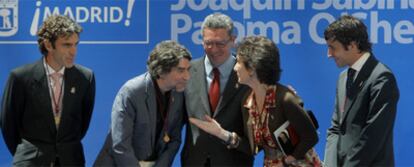 De izquierda a derecha, José Tomás, Joaquín Sabina, Alberto Ruiz-Gallardón, Paloma O&#39;Shea y Raúl, tras recibir las medallas de oro en el Ayuntamiento de Madrid.