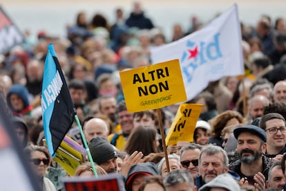 Decenas de personas participan en la manifestación contra el proyecto de celulosa que la multinacional portuguesa Altri en A Pobra do Caramiñal (A Coruña), este sábado.
