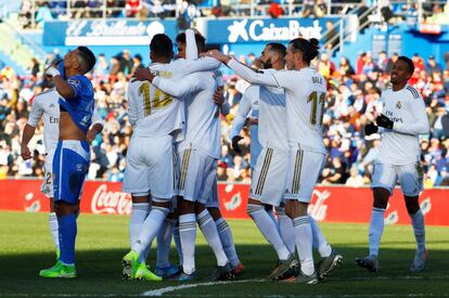 Los jugadores del Real Madrid celebran el gol anotado por Raphael Varane.