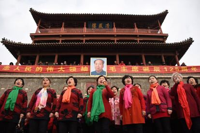 Un coro de ancianos canta en un evento para conmemorar el 125 aniversario del nacimiento del fallecido presidente de China, Mao Zedong, en Xingtai, provincia de Hebei.