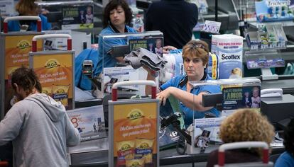 Dones treballadores en un supermercat.