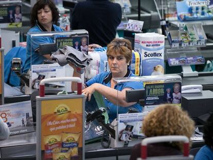 Dones treballadores en un supermercat.