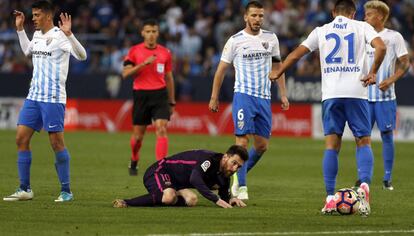 Messi, rodeado de jugadores del M&aacute;laga, el s&aacute;bado pasado en La Rosaleda.