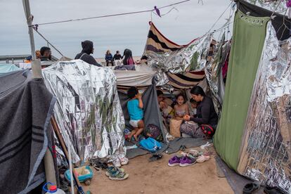 Migrantes Venezolanos descansan en sus carpas improvisadas, el 5 de mayo del 2023.