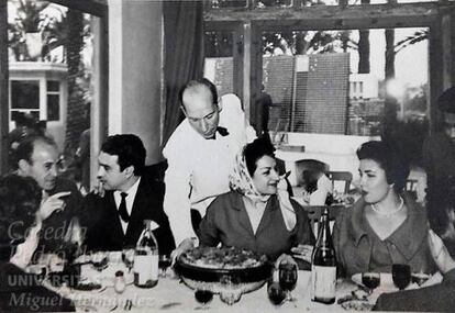Lola Flores, José Esquitino y Cesar Rodríguez, con sus respectivas parejas, comiendo un arroz con costra en el restaurante de la sociedad del Tiro de Pichón en los años 60.