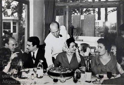 Lola Flores, José Esquitino y Cesar Rodríguez, con sus respectivas parejas, comiendo un arroz con costra en el restaurante de la sociedad del Tiro de Pichón en los años 60.