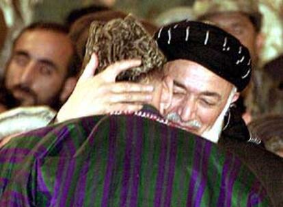 Karzai (de espaldas) recibe el abrazo del ex presidente Rabbani.