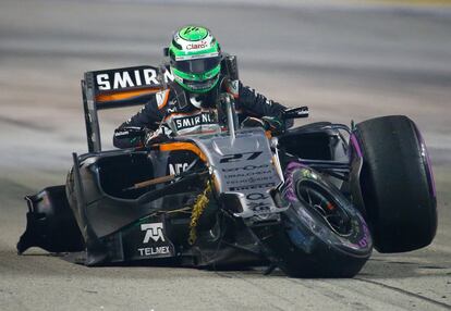 Nico Hulkenberg, de la escudería Force India, intenta salir del monoplaza tras estrellarse durante la carrera.