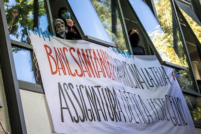 Universitarios, encerrados dentro de la facultad de Filosofía y Ciencias de la Educación, gritan consignas desde las ventanas del edificio durante la protesta.