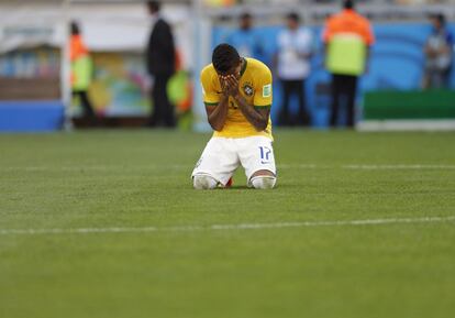 Luiz Gustavo lamenta gol perdido nos pênaltis.