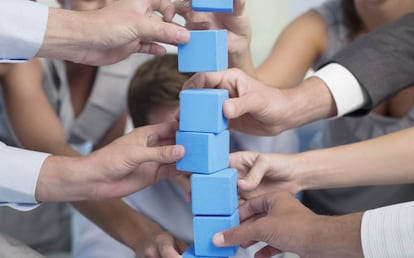 Juego con dados azules. La gamificación en las empresas aumenta la motivación y la implicación de los trabajadores.