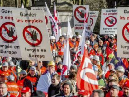 Miles de trabajadores europeos de la industria del acero protestan contra el &#039;dumping&#039; chino en el sector. 
