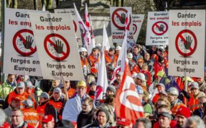 Miles de trabajadores europeos de la industria del acero protestan contra el &#039;dumping&#039; chino en el sector. 