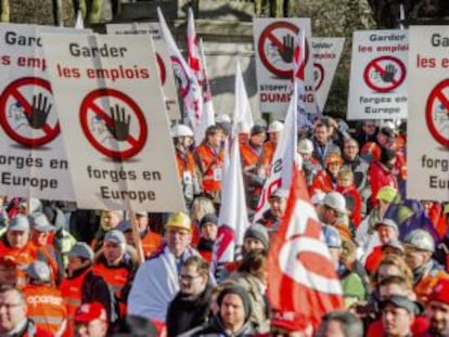 Miles de trabajadores europeos de la industria del acero protestan contra el &#039;dumping&#039; chino en el sector. 