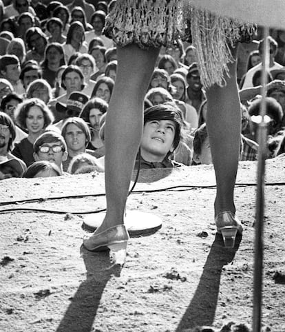 Un seguidor miraba a Tina Turner durante una actuación en 1969.