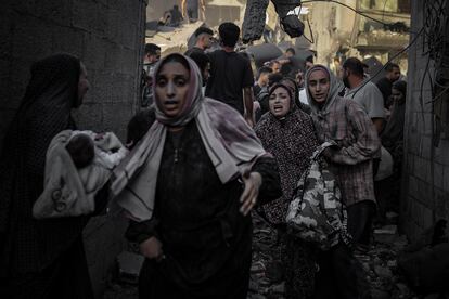 Un grupo de mujeres huye tras un ataque israelí en un campo de refugiados de Deir Al Balah, en Gaza.