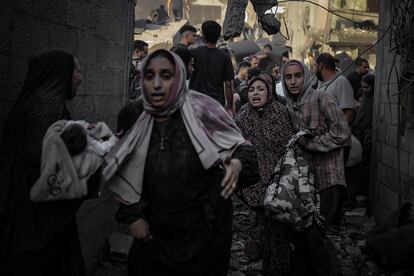 Un grupo de mujeres huye tras un ataque israel en un campo de refugiados de Deir Al Balah, en Gaza. 