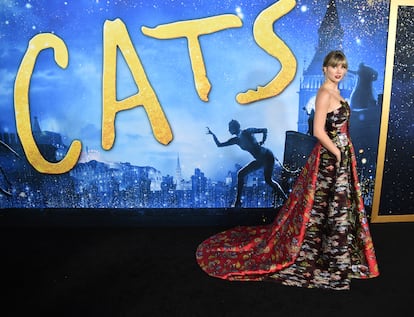 TAYLOR SWIFT - Es la cantante más rica del mundo y su nivel de éxito en la industria musical resulta inalcanzable para la mayoría de sus competidores, pero hasta Taylor Swift puede dar un paso en falso. Ella lo hizo al saltar a la gran pantalla como parte del elenco de una de las películas más vilipendiadas de los últimos años, ‘Cats’. La adaptación del musical de Andrew Lloyd Webber llamó la atención por su reparto lleno de estrellas bajo el manto de unos escalofriantes efectos digitales que los convertían en pesadillescos personajes con rostros humanos pero cubiertos de pelo. Y con rabos. El resultado: ganó seis Razzies y fue uno de los mayores fracasos cinematográficos del 2019, generando a su estudio pérdidas de 113,6 millones de dólares. Swift volvió a probar suerte en la interpretación con un pequeño papel en ‘Amsterdam’, una película que siguió el mismo camino en 2022, dejando pérdidas de 108,4 millones de dólares.