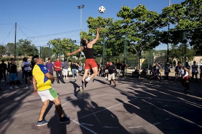 Un partido de ecuavoley en las pistas del Parque de la Cuña Verde de Latina, en el barrio Lucero, donde juegan muchos de los mejores jugadores y donde las apuestas por partido son de las más altas.