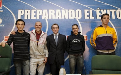 Los atletas Jesús España, Chema Martínez, el viceconsejero de Deportes madrileño Javier Hernández, Nuria Fernández y Arturo Casado.