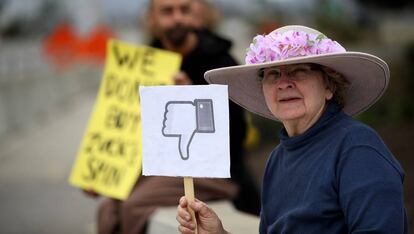 Una mujer protesta frente a la sede de Facebook en Menlo Park, California.