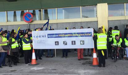 Un grupo de discapacitados protesta contra Ryanair en la terminal 1 del aeropuerto de Madrid-Barajas.