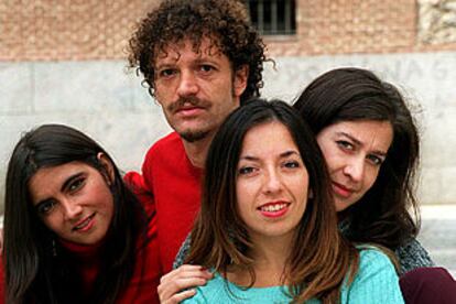 El músico Adrián Sepiurcca, en el centro, acompañado de Gabriela Yappert (izquierda), Carolina Bermúdez (en primer plano) y, detrás, Eliana Mámol, componentes del grupo argentino Las Hijas del Corral.