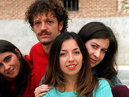 El músico Adrián Sepiurcca, en el centro, acompañado de Gabriela Yappert (izquierda), Carolina Bermúdez (en primer plano) y, detrás, Eliana Mámol, componentes del grupo argentino Las Hijas del Corral.